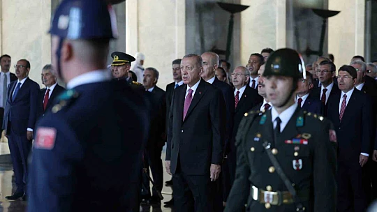 Devlet erkanı 30 Ağustos nedeniyle Anıtkabir'i ziyaret etti