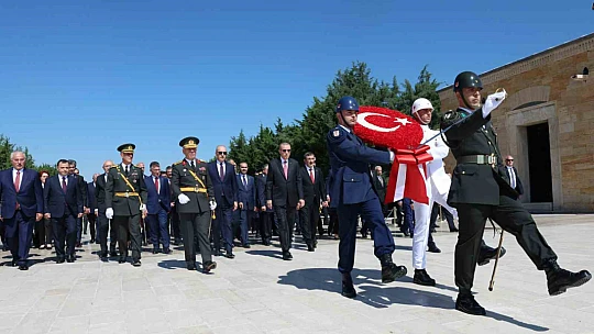 Devlet erkanı 30 Ağustos nedeniyle Anıtkabir'i ziyaret etti