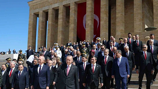 Devlet erkanı 30 Ağustos nedeniyle Anıtkabir'i ziyaret etti