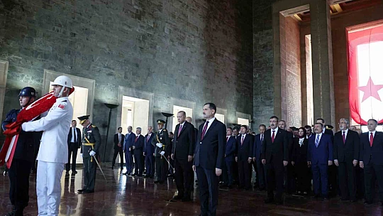 Devlet erkanı 30 Ağustos nedeniyle Anıtkabir'i ziyaret etti