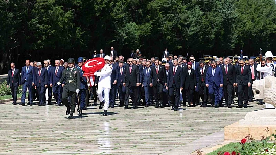 Devlet erkanı 30 Ağustos nedeniyle Anıtkabir'i ziyaret etti