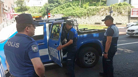 Dilencinin kesik bacağını görünce çığlık atan kadın, polisi harekete geçirdi