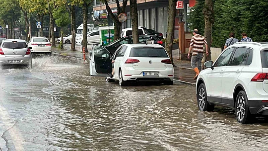 Düzce'de 5 dakikada sokaklar göle döndü
