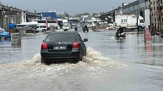 Düzce'de 5 dakikada sokaklar göle döndü