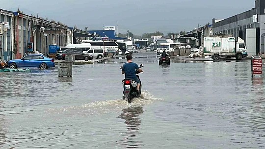 Düzce'de 5 dakikada sokaklar göle döndü