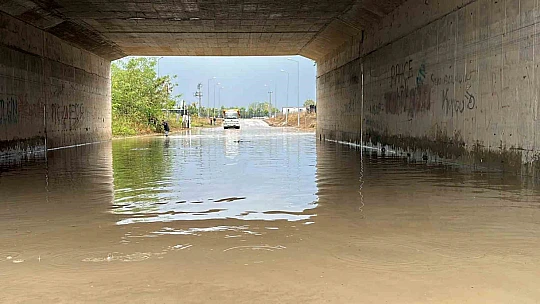 Düzce'de 5 dakikada sokaklar göle döndü