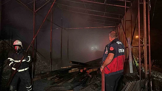 Düzce'de çıkan yangında depo alev topuna döndü