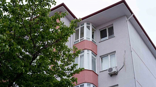 Cam silerken düşüp öldü