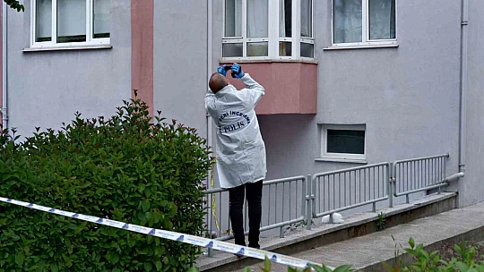 Cam silerken düşüp öldü