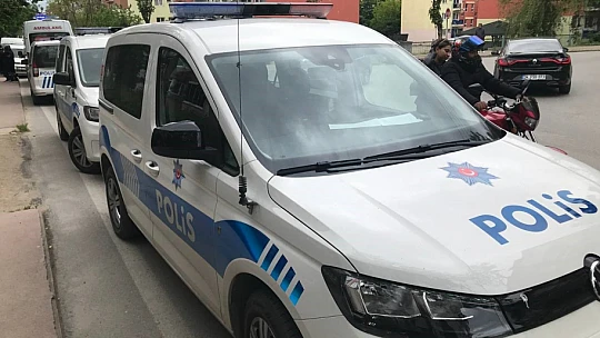 Cam silerken düşüp öldü