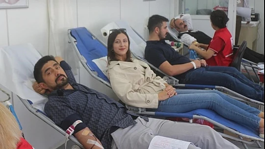 Edremit'te MHP'den kan bağış kampanyası ile Kızılay'a destek