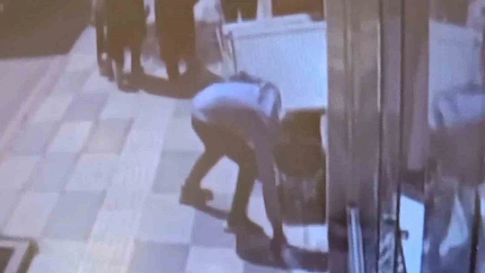 Çaldığı bebek arabası ile çaldığı petekleri taşıdı