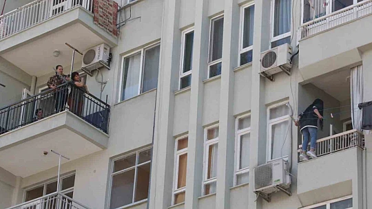Elinde bıçakla balkon demirlerine çıktı