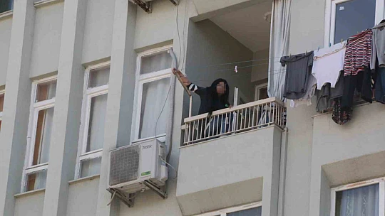 Elinde bıçakla balkon demirlerine çıktı