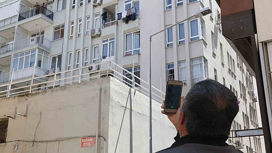 Elinde bıçakla balkon demirlerine çıktı