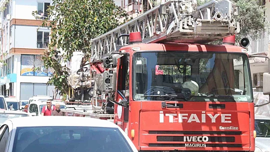 Elinde bıçakla balkon demirlerine çıktı