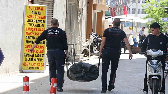 Elinde bıçakla balkon demirlerine çıktı