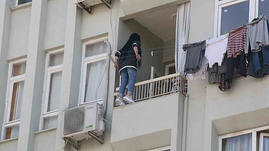Elinde bıçakla balkon demirlerine çıktı