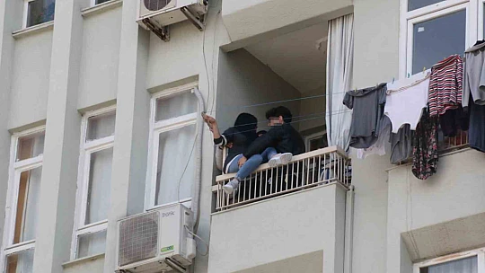 Elinde bıçakla balkon demirlerine çıktı
