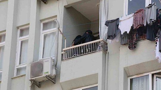 Elinde bıçakla balkon demirlerine çıktı