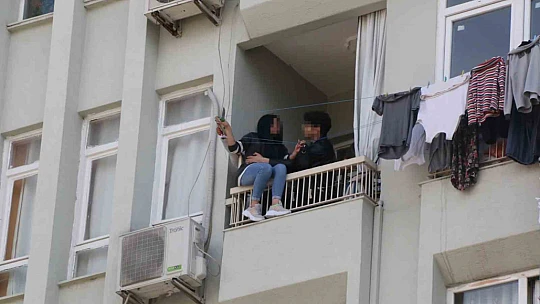 Elinde bıçakla balkon demirlerine çıktı
