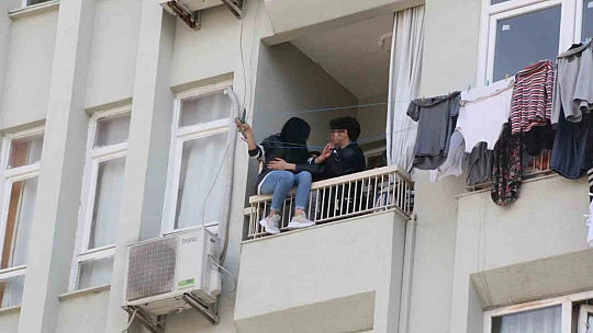 Elinde bıçakla balkon demirlerine çıktı