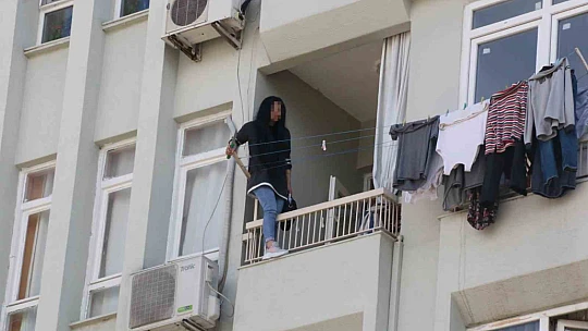 Elinde bıçakla balkon demirlerine çıktı