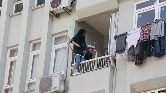Elinde bıçakla balkon demirlerine çıktı