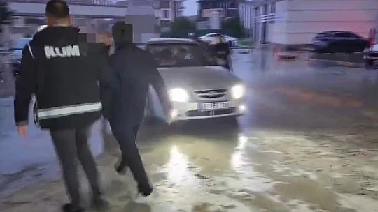 Eş zamanlı baskında 113 gram esrar ele geçirildi