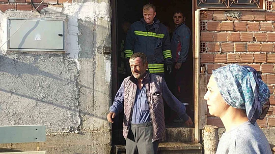 Evde yangın çıktı, 2 kişi hastanelik oldu