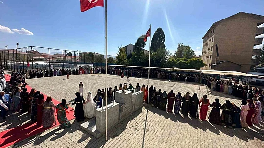Geline 2 kilo altın takıldı