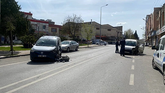 İki araç kafa kafaya çarpıştı: 8 yaralı