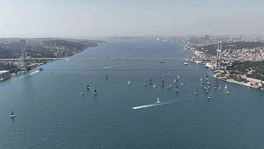 İstanbul Boğazı'nda yapılan yelkenli yarışı kartpostallık görüntüler oluşturdu