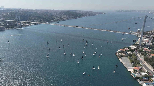 İstanbul Boğazı'nda yapılan yelkenli yarışı kartpostallık görüntüler oluşturdu