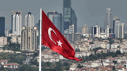 İstanbul Boğazı'nda yapılan yelkenli yarışı kartpostallık görüntüler oluşturdu