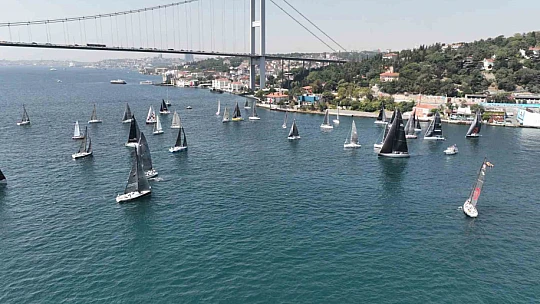 İstanbul Boğazı'nda yapılan yelkenli yarışı kartpostallık görüntüler oluşturdu