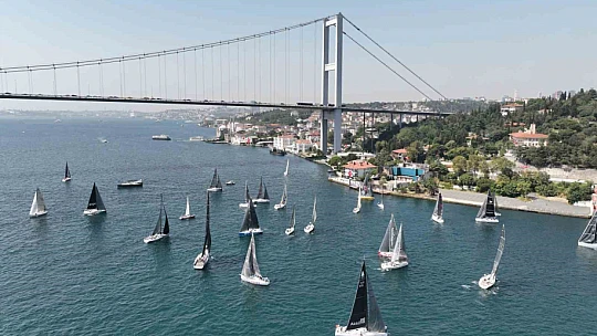 İstanbul Boğazı'nda yapılan yelkenli yarışı kartpostallık görüntüler oluşturdu