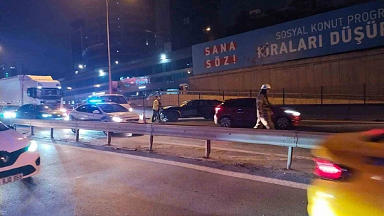 Kadıköy'de E-5'i kilitleyen zincirleme kaza: 2 yaralı