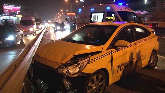 Kadıköy'de E-5'i kilitleyen zincirleme kaza: 2 yaralı