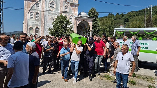 Kalbinden bıçaklanan genç son yolculuğuna uğurlandı