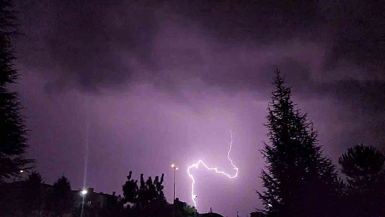 Yıldırımlar gökyüzünde görsel şölen sundu