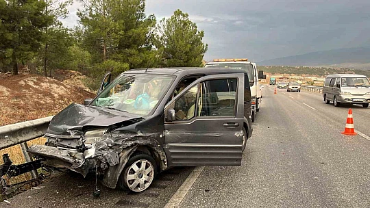 Kastamonu'da hafif ticari araç bariyerlere çarptı