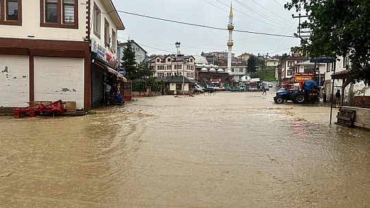 Kastamonu'da sel: Araçlar suda sürüklendi, ev ve işyerlerini su bastı