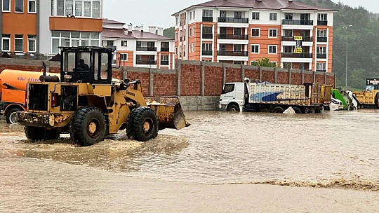 Kastamonu'da sel: Araçlar suda sürüklendi, ev ve işyerlerini su bastı