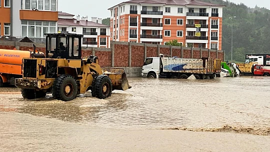 Kastamonu'da sel: Araçlar suda sürüklendi, ev ve işyerlerini su bastı
