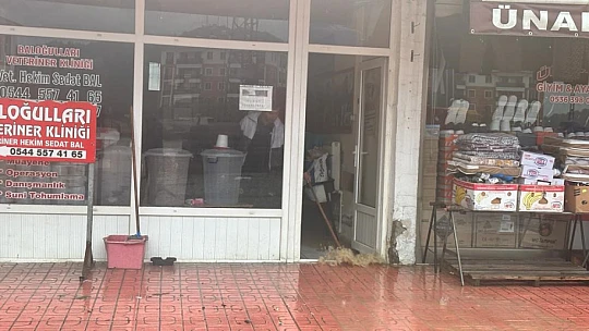 Kastamonu'da sel: Araçlar suda sürüklendi, ev ve işyerlerini su bastı
