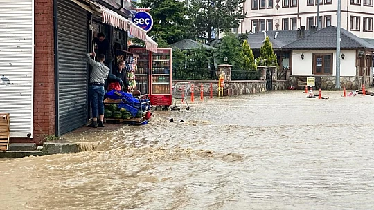 Kastamonu'da sel: Araçlar suda sürüklendi, ev ve işyerlerini su bastı
