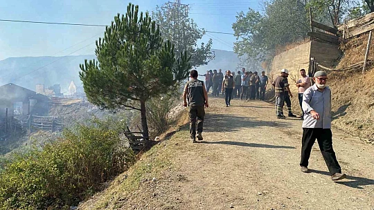 Kastamonu'da 10 ev, 3 ahır yandı