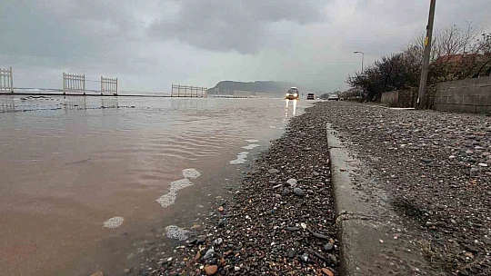 Kastamonu'nun o ilçesinde fırtına hayatı olumsuz etkilemeye devam ediyor: Eğitime 1 gün ara verildi