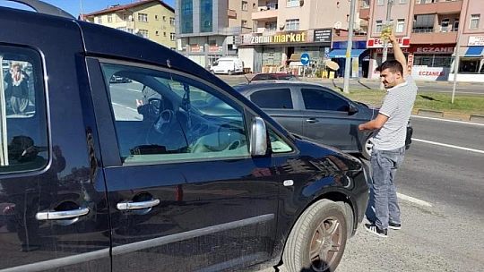 Kavşakta iki araç çarpıştı